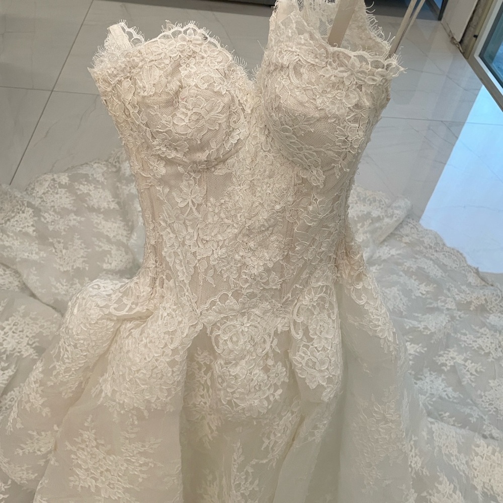 Monique Lhuillier Alexandra White Lace Wedding Dress - Picture 14 of 16